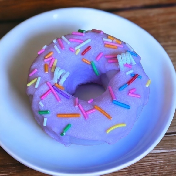 ⚠️SALE Candle // Handmade Purple Donut Shaped Soy Wax Candle SEND OFFERS - Picture 4 of 4
